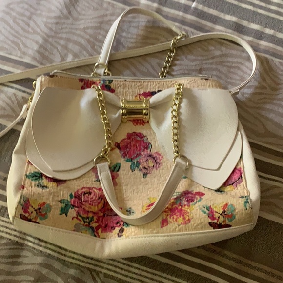 Betsy Johnson Straw Floral Purse White Big Bow Flowers Golden Hardware Straps - Picture 2 of 2